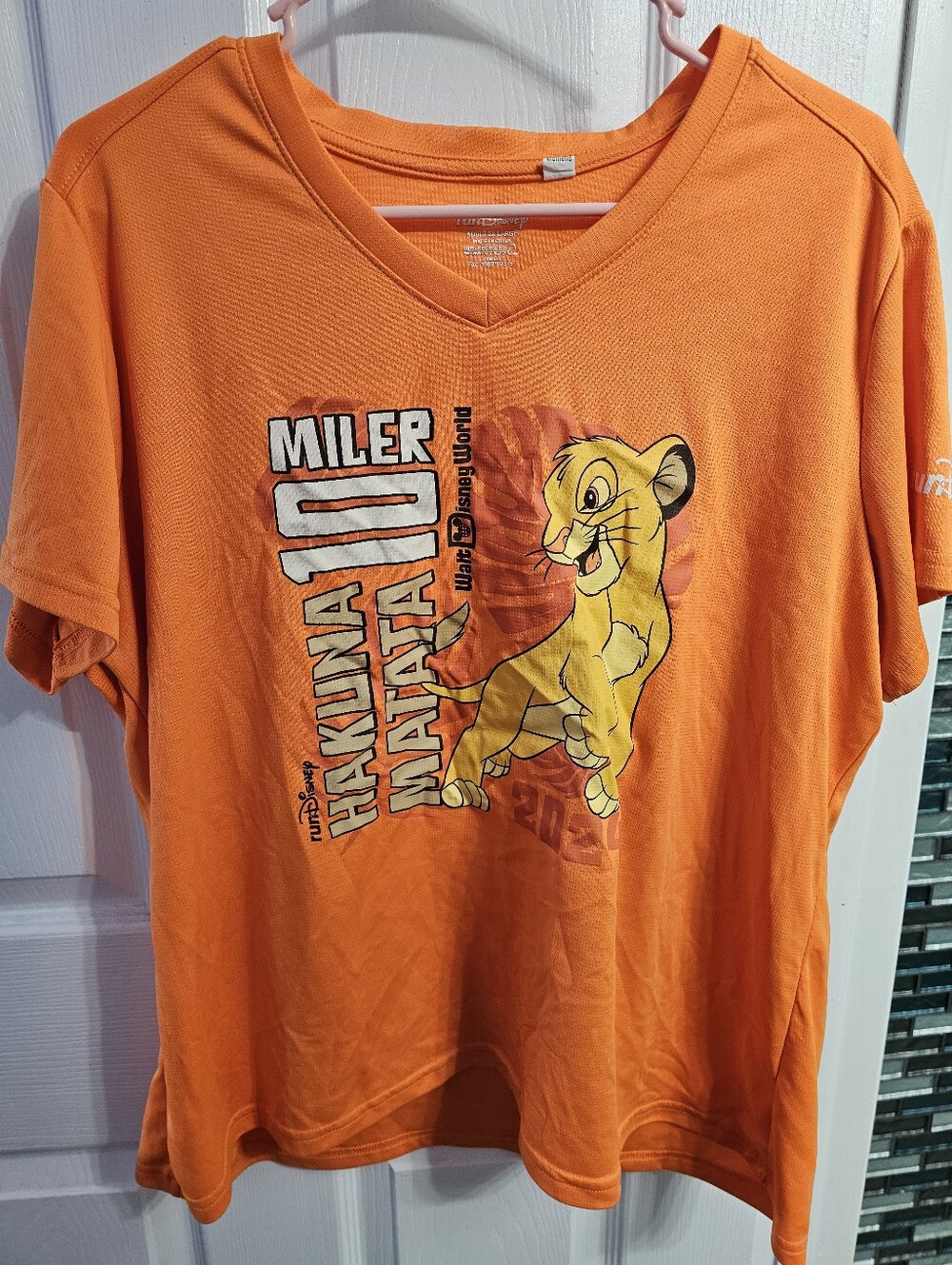 Rundisney Orange The Lion King Hakuna Matata Simba V-Neck Tee 10 Miler